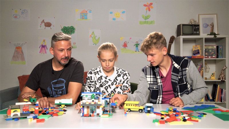 Vater Andreas (links) baut und bastelt besonders gerne "Lego" gemeinsam mit seinen Söhnen Maximilian (rechts) und Elias. 