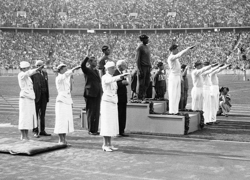 Der vielleicht allererste Fall von "Sportswashing": Die Olympischen Spiele 1936 in Berlin sollten die Welt über Deutschland staunen lassen. Adolf Hitler sah in den Wettkämpfen auch eine Möglichkeit, die von den Nazis propagierte Rassenlehre in die Welt zu tragen. Ein Schwarzer stahl dann aber allen die Show: Leichtathlet Jesse Owens gewann vier Goldmedaillen und wurde zum Held der Spiele.