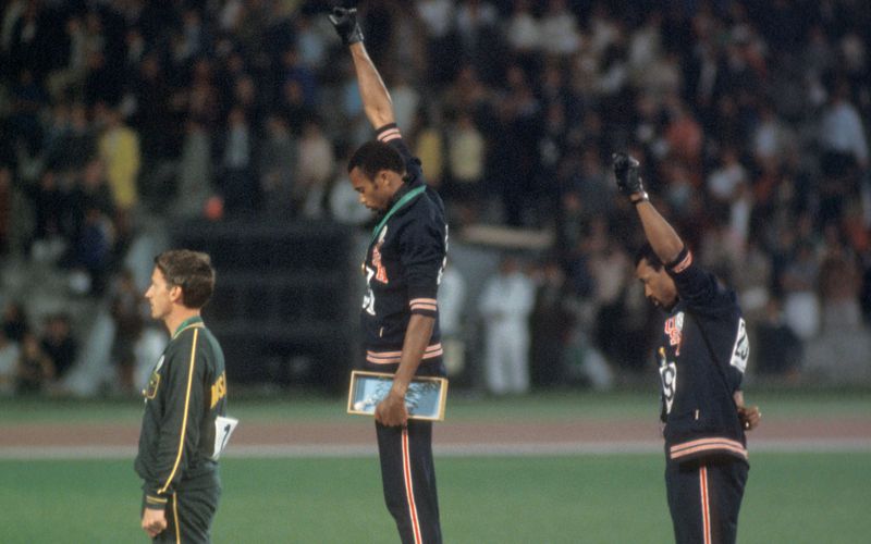 Die berühmteste Geste der Sportgeschichte: Als die US-Sprinter Tommie Smith (Mitte) und John Carlos (rechts) bei den Olympischen Spielen 1968 zu Ehren der "Black Power"-Bewegung die Fäuste in Himmel reckten, sorgten sie für einen Skandal. Doch nicht nur mit Gesten setzten Sportler in der Vergangenheit politische Zeichen, auch mit ihren Leistungen wurden Athleten zum Symbol für den Kampf gegen Intoleranz, Rassismus und Ungleichheit ...