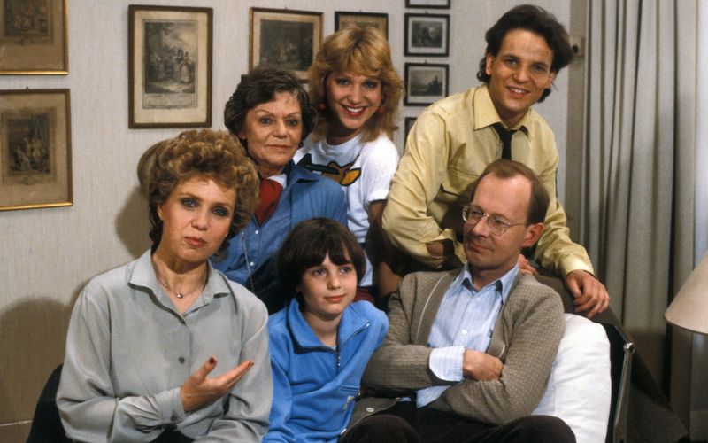 Sie waren die wohl beliebteste Fernsehfamilie der 80er- und 90er-Jahre: Bis zu 27 Millionen TV-Zuschauer schalteten ein, wenn "Diese Drombuschs" im ZDF lief. Nach sechs Staffeln und 39 Episoden endete die Serie 1994, wir zeigen Ihnen, was aus den Darstellern wurde ...