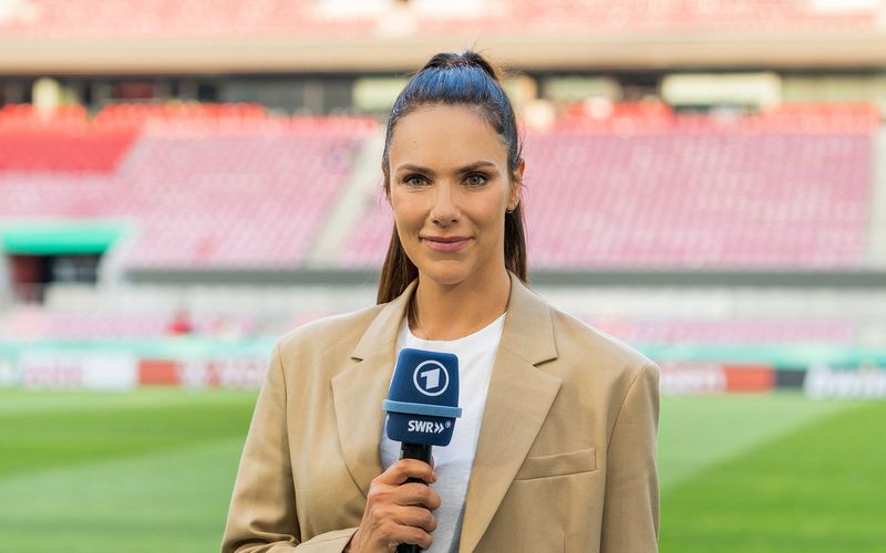 Für ihre Interviews nach dem deutschen WM-Aus in Katar erntete Esther Sedlaczek viel Lob.