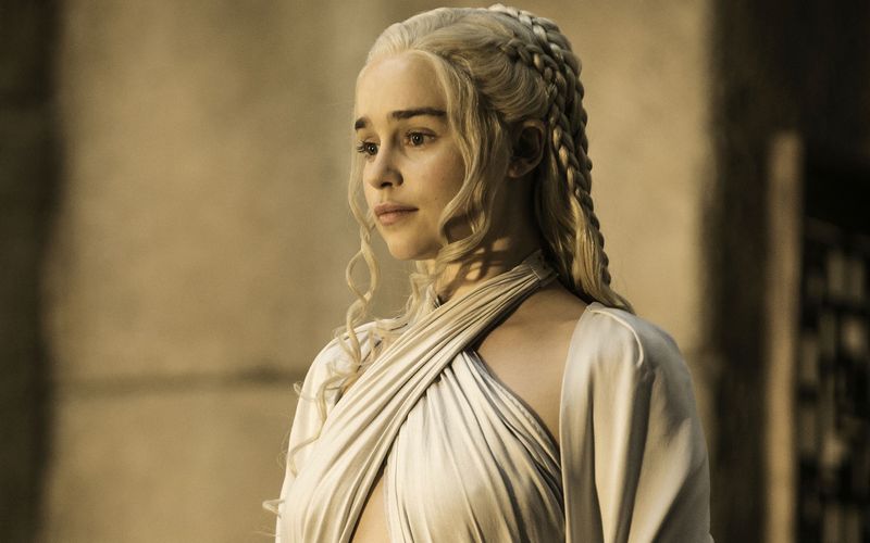 16 Jahre ist Daenerys Targaryen alt, als sie sich in der ersten Staffel von "Game of Thrones" aufmacht, um aus dem Exil heraus den eisernen Thron zu erobern. Ihre Darstellerin, die britische Schauspielerin Emilia Clarke, war da schon 26. Aber das tatsächliche Alter ist eben oft Nebensache in Film und Fernsehen. Auch aus diesen "alten" Stars wurden vor der Kamera ziemlich junge Hüpfer ...