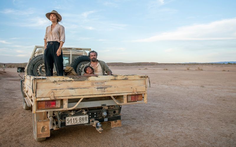 "Barfuß durch Australien" mit Anneke Kim Sarnau, Aaron Pedersen (rechts) und Tjiirdm McGuire in den Hauptrollen wurde kurz vor dem Corona-Lockdown 2020 in Australien gedreht.