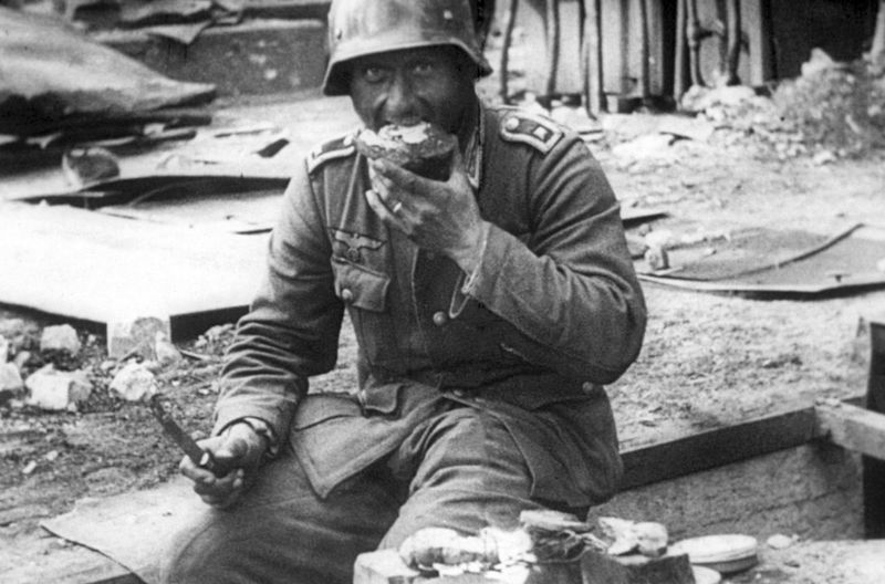 Kampfpause für einen deutschen Soldaten: Körperlich und seelisch wird den Männern bei der Schlacht um Stalingrad alles abverlangt. Der Film "Stalingrad - Stimmen aus Ruinen" ist in der ARTE-Mediathek abrufbar.