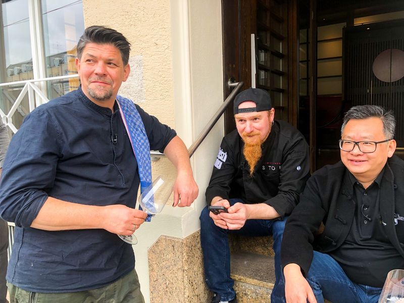 Ein Gläschen hier, ein Gläschen da: Tim Mälzer (links) und Lucki Maurer (Mitte) schauten beim Kochen ihres Weihnachtsmenüs (zu) tief ins Glas.