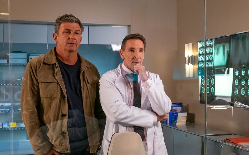 "Bergdoktor" Hans Sigl und Keller sind nicht nur vor der Kamera befreundet, auch hinter den Kulissen verstehen sich die beiden blendend.