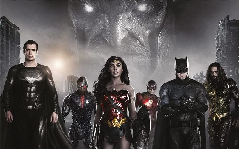 Superman, Wonder Woman, Batman, Aquaman und Co. - so wie in "Justice League" (2017, Ausschnitt Blu-ray-Cover) wird man sie nicht wiedersehen. Im DC-Universum wurden zuletzt mehrere geplante Filme eingestampft, dafür sind aber einige neue Projekte in der Pipeline. Die Galerie zeigt, wie es im DCU in den nächsten Monaten und Jahren weitergeht.