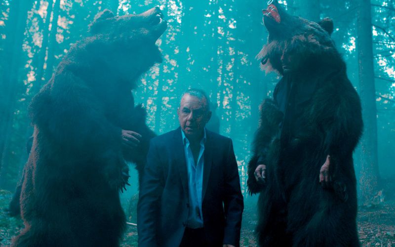 Auch Hans (Joachim Król) kommt mit den Männern im Bärenkostüm in Kontakt.