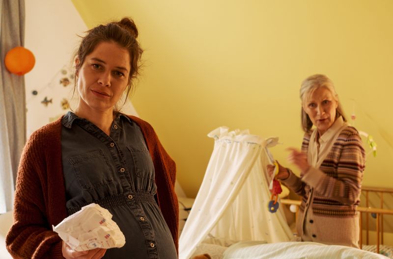 Die hochschwangere Juliana (Meike Droste, links) und ihre Mutter Regina (Hedi Kriegeskotte) sind zunehmend irritiert von Fritz' Verhalten.
