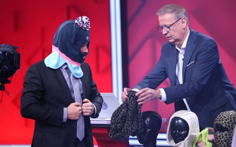 Nicht ballaballa, sondern Balaclava: Oliver Pocher demonstriert Günther Jauch den Modetrend der Sturmhauben-Mütze.