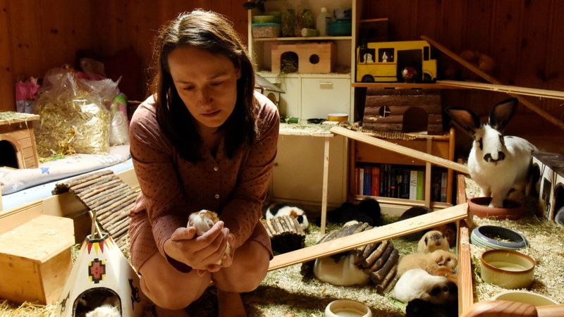 Maria Ronzheimer (Judith Toth) lebt für ihre Tiere. Dass sie versucht, damit Kindheitstraumata zu verarbeiten, ist zunächst niemandem klar.