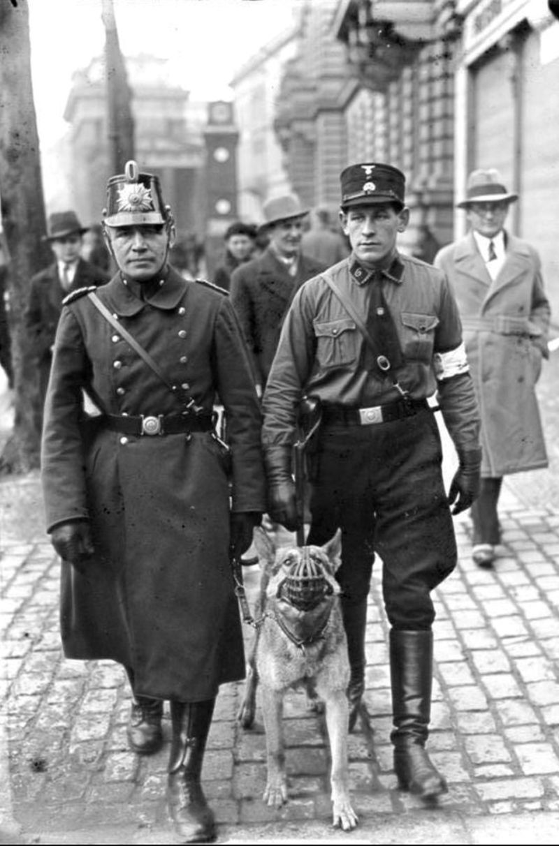 Die Reichstagswahl am 5. März 1933: Nationalsozialistische Hilfspolizei sorgt im Verein mit Schutzpolizei in den Straßen Berlins für Ruhe und Ordnung am Wahltag.

