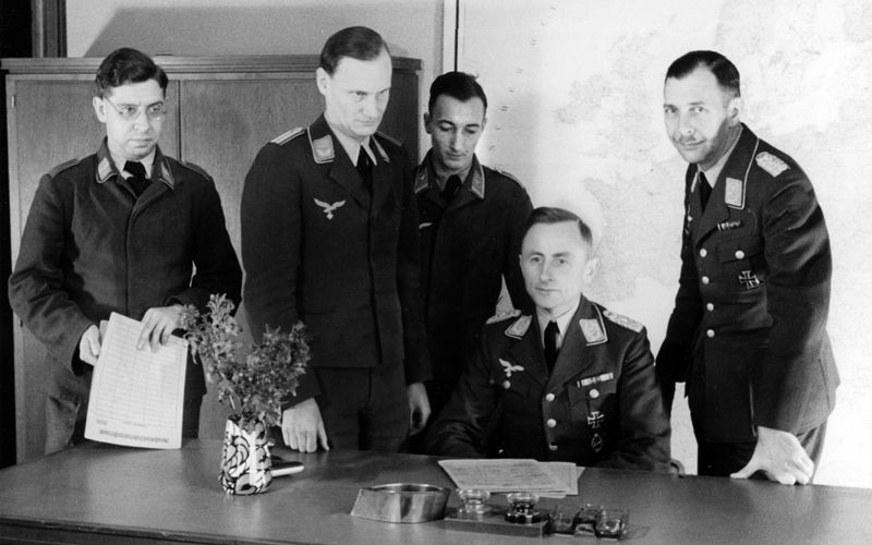 Harro Schulze-Boysen (zweiter von links) ist eine Schlüsselfigur der Roten Kapelle - obwohl er selbst für die Nazis arbeitet.