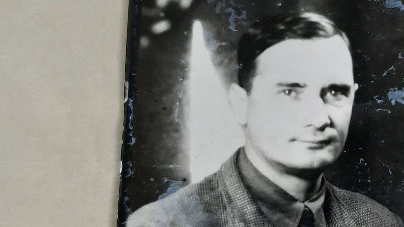 Mieczysław Charecki nach der Befreiung des KZ Dachau am 29. April durch die Amerikaner. Charecki kam am 27. April 1945 in Dachau an. Das KZ war zu diesem Zeitpunkt völlig überfüllt. 