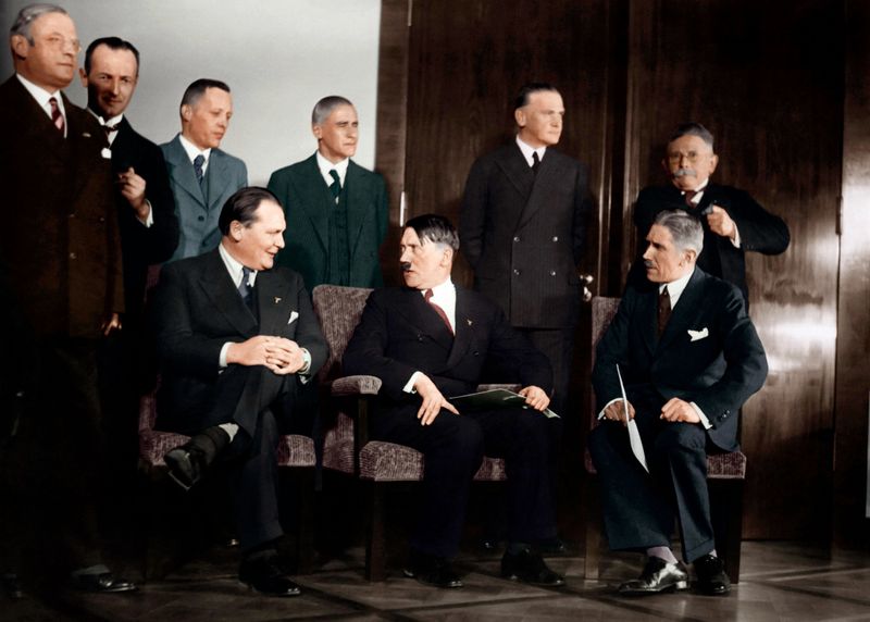 Bei Hitlers Berufung zum Reichskanzler am 30. Januar 1933 ist er anfangs noch gezwungen, eine Koalition einzugehen. 