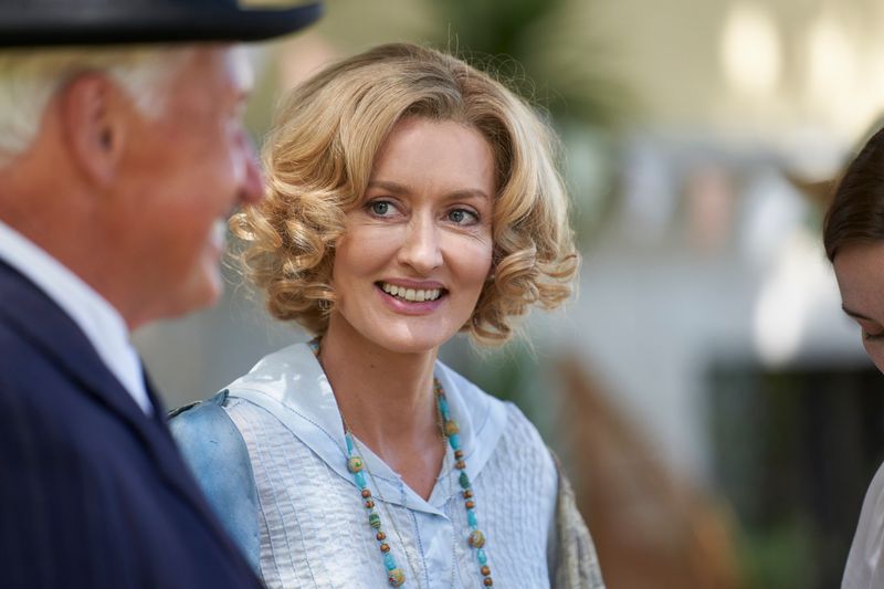 Bella (Natascha McElhone) lächelt immer: Was bleibt ihr auch anderes ürbig? Schließlich muss sie ihr luxuriöses "Hotel Portofino" in ziemlich widrigen Umständen führen.