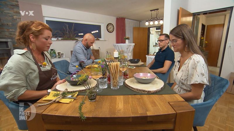 Der Teig hält, die Vorspeise hat es plangemäß auf die Teller geschafft. Von links: Gastgeberin Sandra, Andrej, Markus und Anni.
