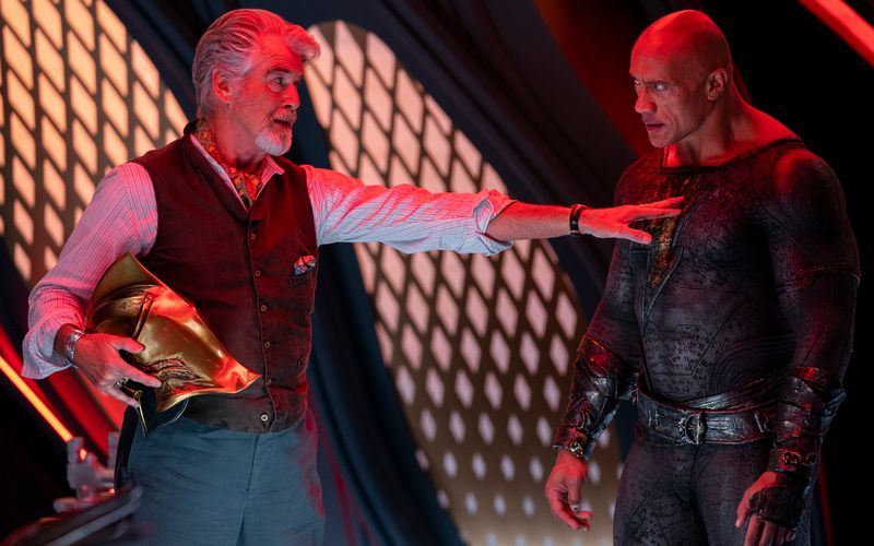"Du kannst diese Welt vernichten oder sie retten": Doctor Fate (Pierce Brosnan, links) weiß, welches Potenzial in Black Adam (Dwayne Johnson) liegt.