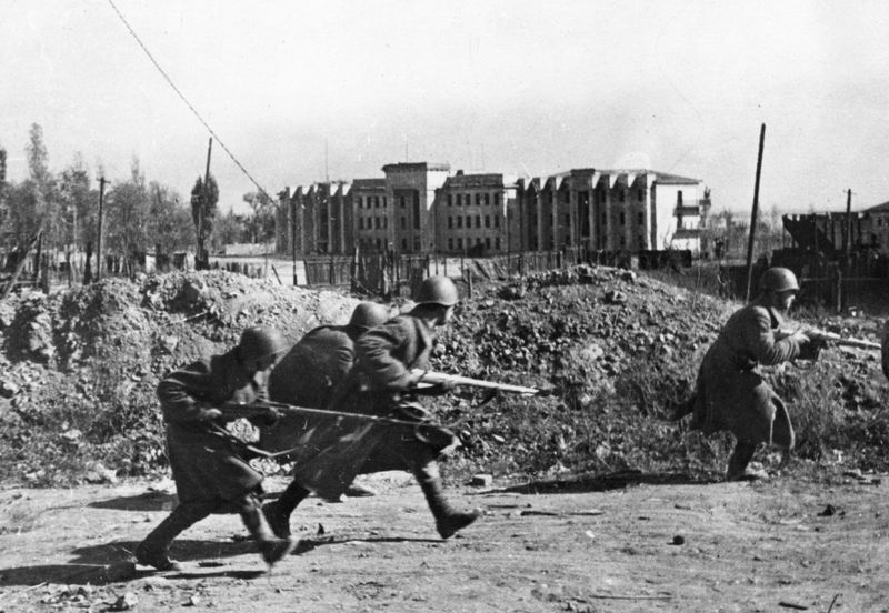 Was vor 80 Jahren mit der Kapitulation der 6. Armee endete, war einer der großen Wendepunkte des Zweiten Weltkrieges. Die langen Schatten der Schlacht von Stalingrad reichen bis in die Gegenwart. "ZDF-History" geht auf Spurensuche.