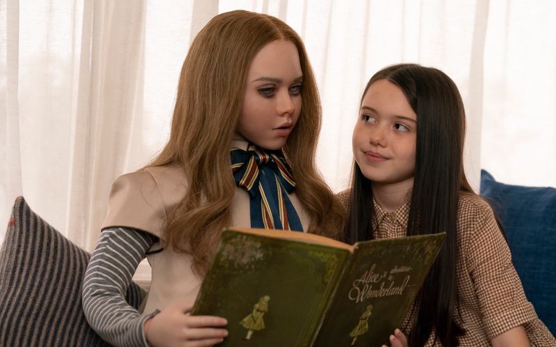 Ein ganz neues Mitglied im Kino-Gruselkabinett: M3GAN. Die Androidin (Amie Donald) wurde programmiert, um Kinder wie das Waisenmädchen Cady (Violet McGraw, rechts) zu beschützen und ihnen als emotionale Stütze zur Seite zu stehen. Aber leider nimmt M3GAN ihren Job etwas zu ernst - das Spielzeug wird zur Killermaschine.