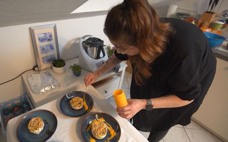 Als Vorspeise serviert Eva Lachstatar mit Mango und Pumpernickel-Crumble.
