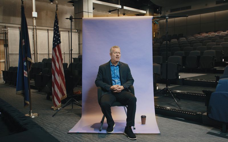 In der Dokumentation "Der neue Wettlauf ins All" kommt auch Phil McAlister zu Wort, der als NASA-Direktor für kommerzielle Raumfahrtaktivitäten arbeitet.