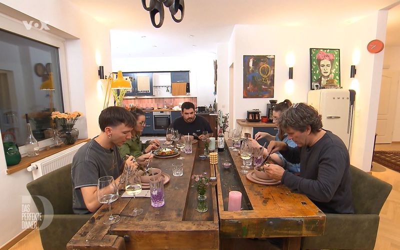 Die Fleischesser bekommen Teriyaki-Lachssteak auf Algensalat, die Vegetarierin Burrata auf Tomaten und Pesto. Von links: Dennis, Esther, Gastgeber Basar, Eva und Ansgar.
