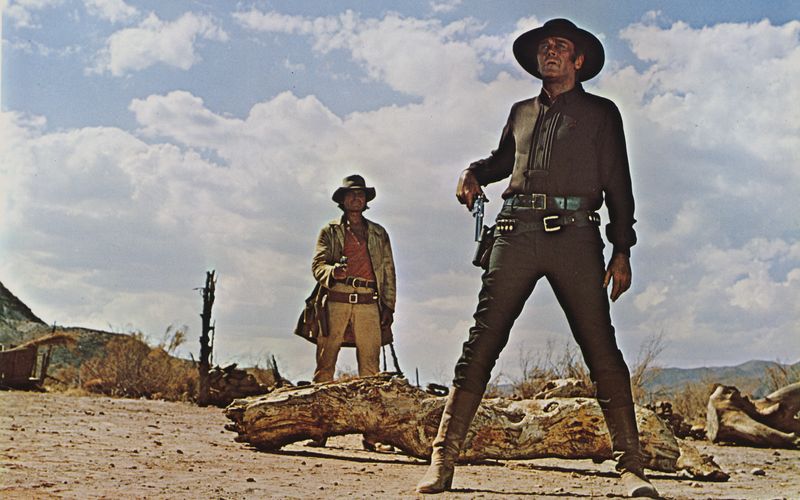 Der mysteriöse Mundharmonikaspieler (Charles Bronson, links) und Killer Frank (Henry Fonda) haben noch eine alte Rechnung zu begleichen.