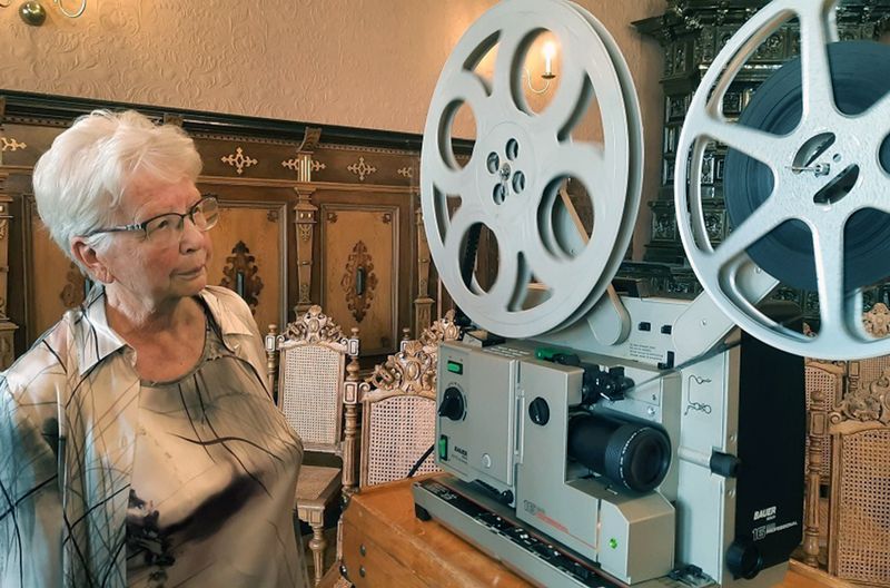 Die ehemalige Lehrerin Helga Klinger schaut sich 60 Jahre alte Filme von der Städtepartnerschaft Oschatz-Vénissieux im Rathaussaal der Stadt Oschatz an: In ihrer Heimatstadt begleitete sie jahrelang regelmäßig Delegationen aus Frankreich.