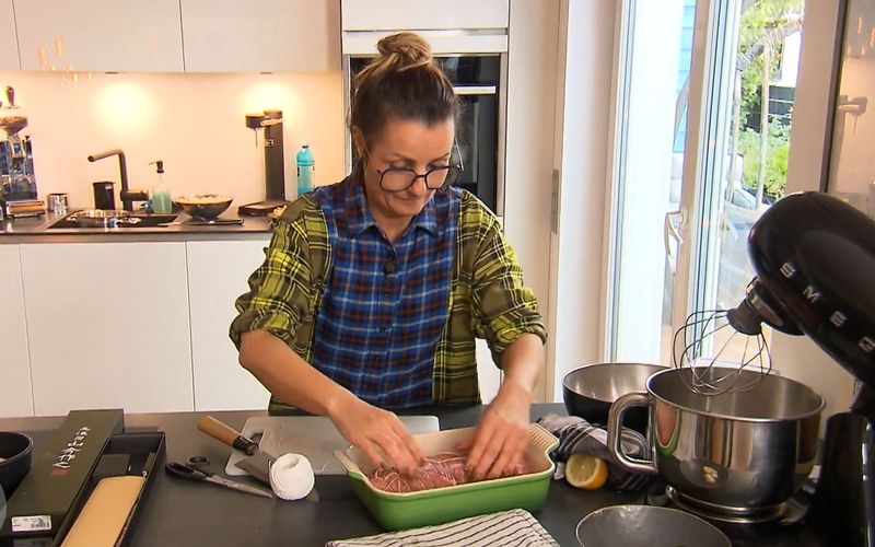 Veganerin Esther kocht ihren Gästen zuliebe Fleisch, fasst es aber nicht so gerne an.
