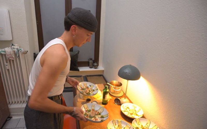 Dennis lässt es sich als Designer nicht nehmen, die Vorspeise aus Zucchini-Streifen und Muscheln ansehnlich zu präsentieren.
