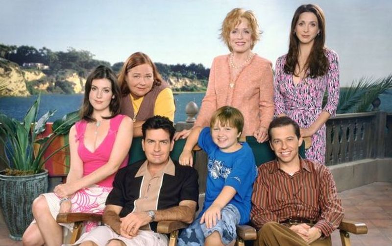 Am 22. September 2003 ging "Two and a Half Men" erstmals auf Sendung: Die Sitcom um den Casanova Charlie Harper (Charlie Sheen, dritter von links), der seinen Bruder Alan (Jon Cryer, zweiter von rechts) und dessen Sohn Jake (Angus T. Jones, vierter von rechts) aufnehmen muss, wurde weltweit zum Erfolg. 2015 war nach 262 Episoden Schluss, wir zeigen, was die Darsteller heute machen.