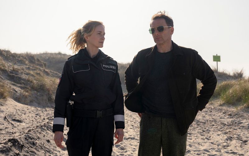 "Das Grab am Strand" war der erste Teil der Thriller-Reihe "Dünentod - Ein Nordsee-Krimi" bei RTL (Szene mit Pia-Micaela Barucki und Hendrik Duryn). Er basiert auf dem Roman "Dünengrab" von Sven Koch. 