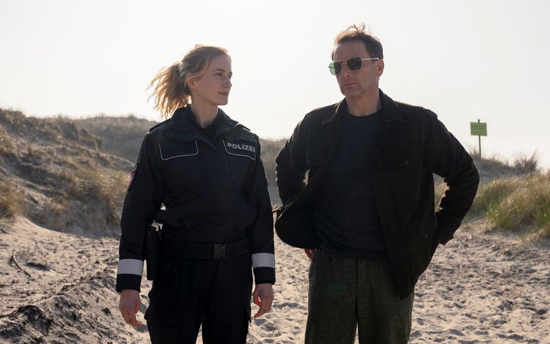 "Das Grab am Strand" ist der erste Teil der neuen Thriller-Reihe "Dünentod - Ein Nordsee-Krimi" bei RTL (Szene mit Pia-Micaela Barucki und Hendrik Duryn). Er basiert auf dem Roman "Dünengrab" von Sven Koch. 