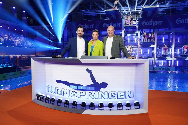 Machen die Stars mit frechen Bemerkungen nass: Jan Köppen, Laura Wontorra und Frank Buschmann.