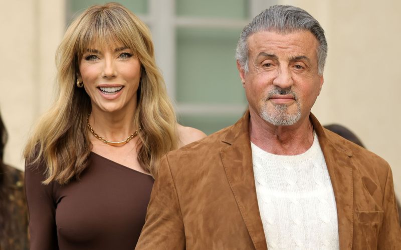 Als Sylvester Stallone dem 20-jährigen Model Jennifer Flavin 1988 in einem Restaurant begegnete, war er 42 und zweimal geschieden. Sechs Jahre waren sie ein Paar, bis Sly seine Freundin - ganz erwachsen - per Brief abservierte. 1997 hatte sie ihm offenbar verziehen: Die beiden heirateten und bekamen drei Töchter.