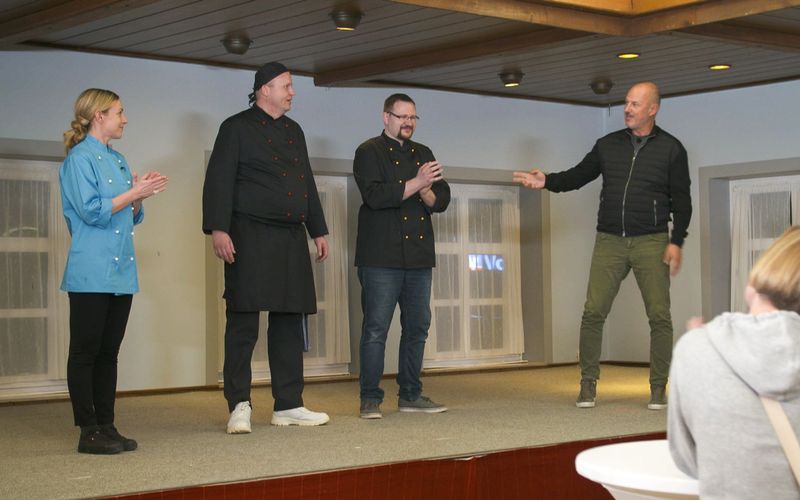 Wer wird neuer Pächter im Daruper Landgasthaus? Olena, Sven oder Sebastian (von links, mit Frank Rosin, rechts).