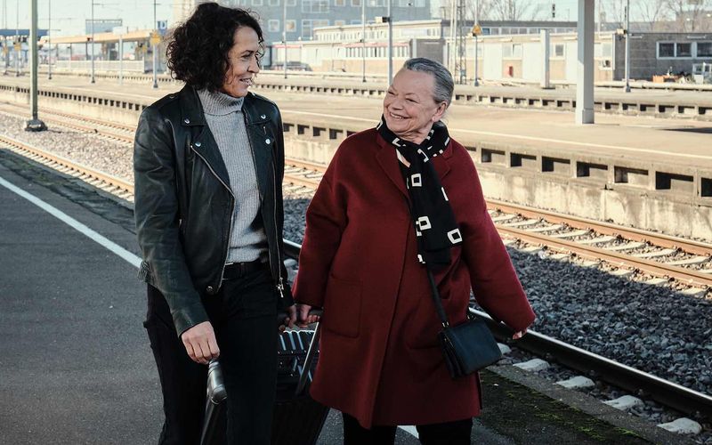 Kommissarin Lena Odenthal (Ulrike Folkerts) ist zum Bahnhof geeilt, um ihre Tante Niki (Ursula Werner) abzuholen. Die Beziehung der beiden Frauen hat eine lange, nicht immer einfache Geschichte - wie man in diesem "Tatort" erfährt.