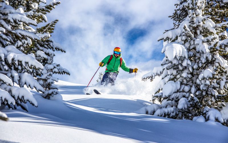 Einige Notrufzentralen verzeichnen viele Fehlalarme, die von Skifahrern und Snowboardern durch die Unfallerkennung bei der AppleWatch ausgelöst werden.