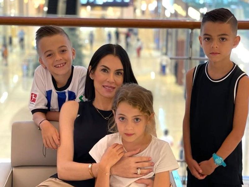 Anna-Maria Ferchichi hat sich mit ihren Kindern Issa (links), Aaliyah und Djibrail in Dubai gut eingelebt.
