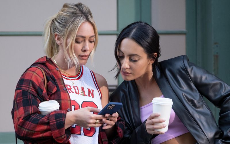 Dating im Jahr 2022 - ohne Smartphone geht bei Sophie (Hilary Duff, links) und Valentina (Francia Raisa) nicht viel.