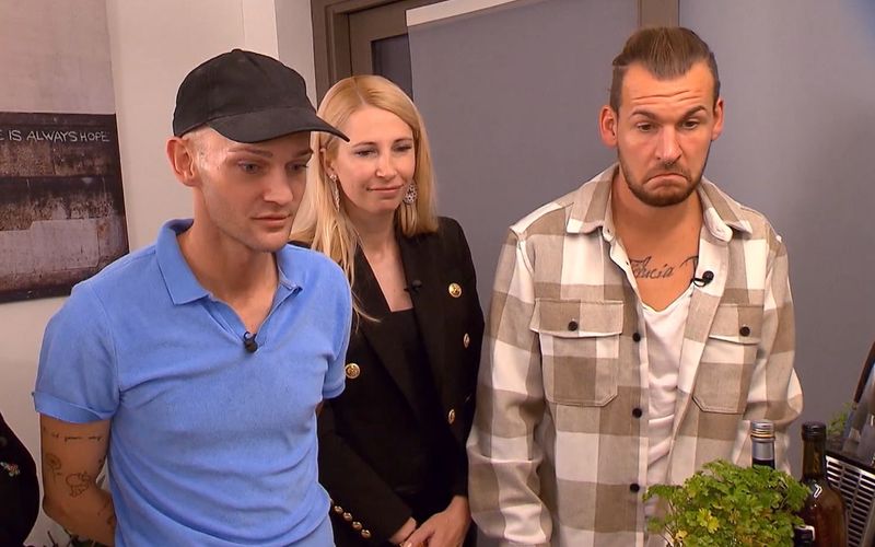 Sie können nicht fassen, was sie auf dem Teller vor sich sehen: Christoph, Verena und Niclas Aug in Aug mit Blattheuschrecken und Mehlwürmern.