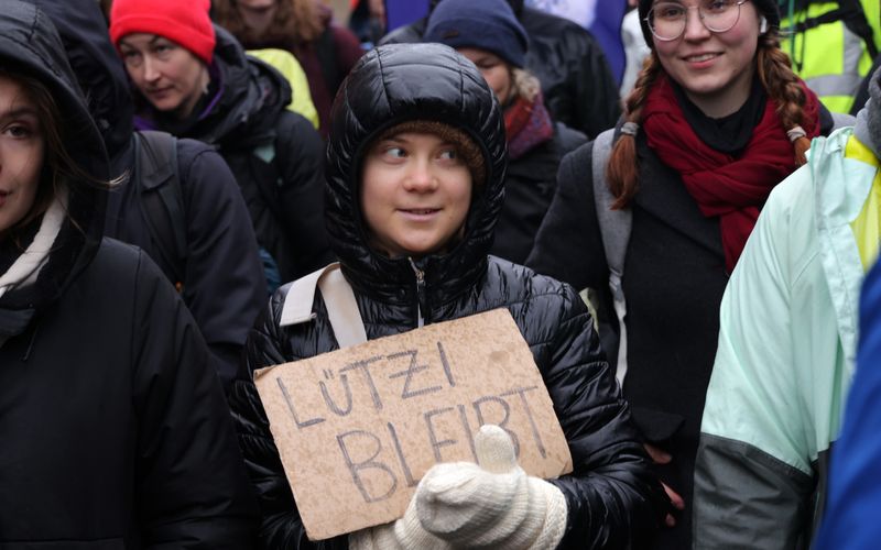 Greta Thunberg (Mitte) war vor wenigen Tagen nach Lützerath gereist, um dort mit anderen Klimaaktivistinnen und Klimaaktivisten zu demonstrieren. Eine Aufnahme der 20-Jährigen in Polizeigewahrsam sorgte im Netz jedoch für Spekulationen.