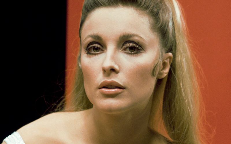 Am 24. Januar hätte sie ihren 80. Geburtstag gefeiert: Model und Schauspielerin Sharon Tate wurde 1969 Opfer eines der grauenhaftesten Verbrechen, die Hollywood jemals erlebte. Ihr Todesfall schockierte nicht nur die Filmwelt, sondern machte weltweit Schlagzeilen. Auch diese Stars sind - nicht nur, aber auch aufgrund ihres plötzlichen Ablebens - bis heute unvergessen.
