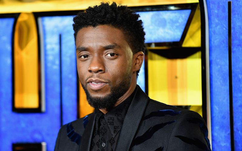 Er war ein begnadeter Schauspieler, und mit seinem breiten, mitreißenden Lachen konnte er beinahe eine ganze Kinoleinwand füllen: Im August 2020 starb Chadwick Boseman, der seinen internationalen Durchbruch mit der Superhelden-Rolle in "Black Panther" schaffte. Er erlag mit nur 43 Jahren einem Darmkrebsleiden, das er lange geheim gehalten hatte.