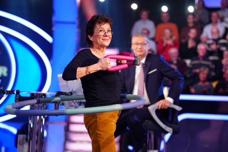 Mit Hula-Hoop-Reifen, Expander und viel Lachen hält sich Susanne Munzke fit, wie bei "Wer wird Millonär?" zeigte.