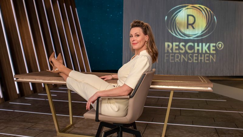 Anja Reschke posiert vor der Kulisse ihrer neuen politischen Late Night-Show "Reschke Fernsehen".
