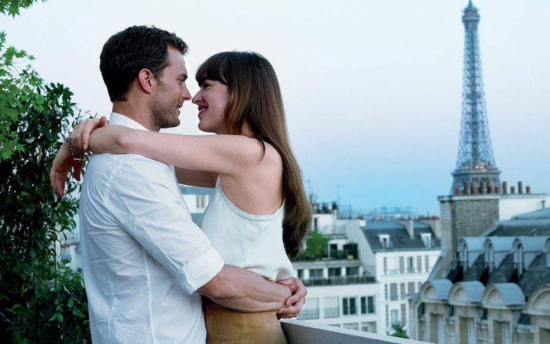 Christian (Jamie Dornan) und Ana (Dakota Johnson) haben tatsächlich geheiratet und reisen für die Flitterwochen nach Europa.