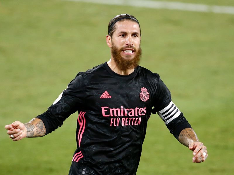 Er ist wohl das Paradebeispiel des bösen Buben - zumindest, wenn man die vergangenen Jahre als Gradmesser nimmt: Als torgefährliche Führungspersönlichkeit war Sergio Ramos bei Real Madrid bis zu seinem Abgang 2021 Richtung PSG nicht wegzudenken. Bei den Gegnern war der beinharte Abwehrspieler mit Hang zu Provokationen jedoch stets gefürchtet. Im Trikot von Real flog Ramos 26 Mal vom Platz ...