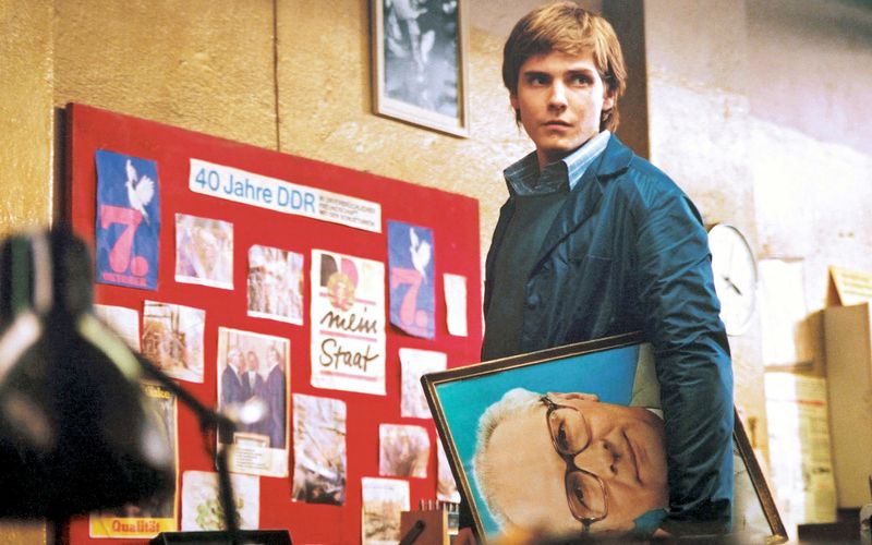Alex (Daniel Brühl) lässt für seine Mutter auf 79 Quadratmetern Plattenbau die DDR wieder auferstehen.